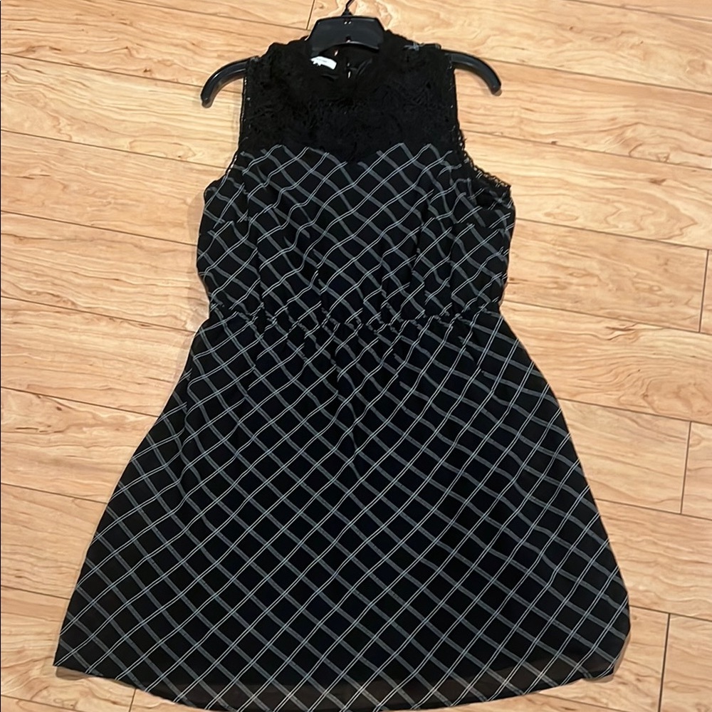 Chic Black and White Sleeveless Dress